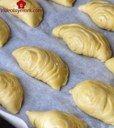 Hem Şekline ️ Hem Çıtırlığına ️ Hem De Lezzetine Hayran Kalacağınız Harika Bir Midye Börek Tarifi