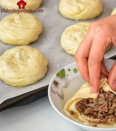 Çıtırlığı Ile Herkesi Kendine Hayran Bırakan Pul Pul Dökülen Bol Içli Börek Tarifi / Börek Yapımı