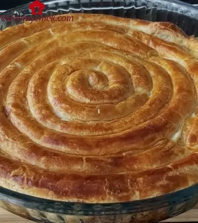 Sadece 3 Malzemeden Pratik Bir Şekilde Milföy Hamurundan Tepsi Böreği Yapıyoruz