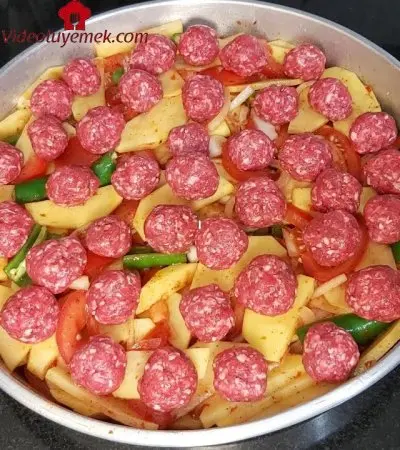 Akşama Ne Pişirsem Diyenler Bereketli Tepsi Yemeği Köfteli Tava