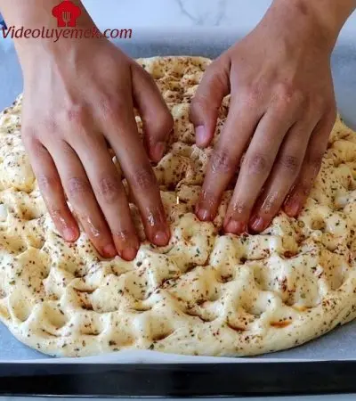Hiç Bir Uğraşı Olmayan ️ Dakikalar Içerisinde Yapabileceğiniz En Lezzetli Sarımsaklı Ekmek Tarifi