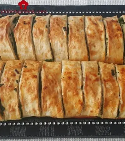 Çiğ Ispanaktan Herkesin Sizden Tarifini Soracağı Şahane Bir Ispanaklı Börek