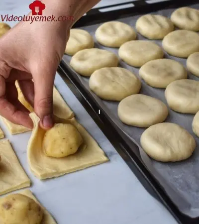Kaç Tane Yediğinizi Sayamayacak Tadına Doyamayacaksınız Pul Pul Dökülen Çıtır Çıtır Lokmalık Börek